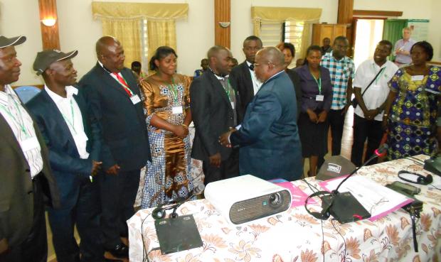 Mr Jean Muhiro, ministre des affaires intérieures, félicite l'équipe organisatrice du Dialogue entre Agriculteurs