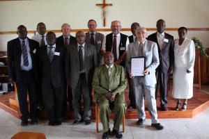 Tous les signataires de la déclaration de lancement de l’Association Internationale entourent le Directeur de l’Agriculture du District (Photo: Mbindyo Kimanthi)