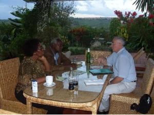 Rencontre de Claude Bourdin avec Mme Kayitesi, (Initiatives et Changement) et M. Namahungu, ancien secrétaire permanent du Ministère de l’Agriculture au Rwanda