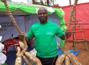 Le président du DEA de RDC présente les fruits du travail du DEA lors d'une exposition