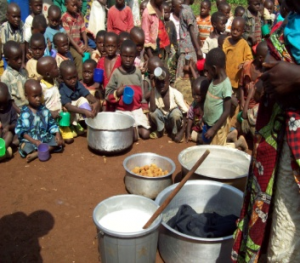 Adults and children are all waiting for soya milk and the doughnuts made of okra 